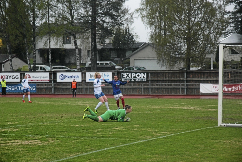 TAP PÅ HJEMMEBANE: Kolbotn-damene kjempet hardt i regnværet på Sofiemyr stadion, men det ble tap mot Vålerenga.