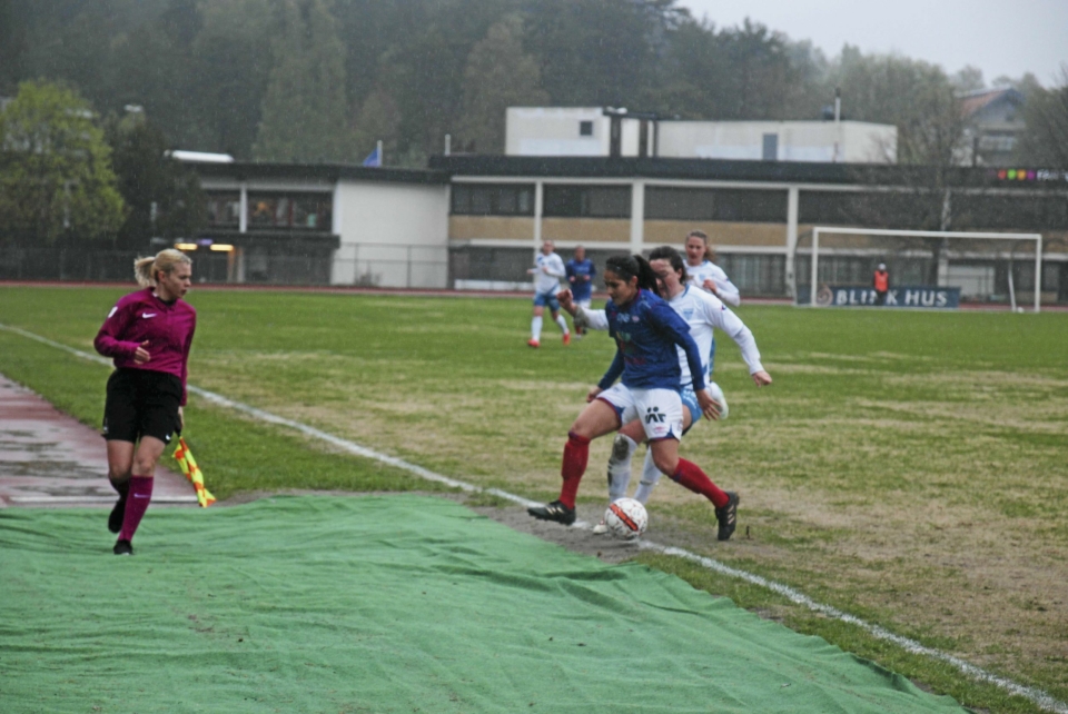 TAP PÅ HJEMMEBANE: Kolbotn-damene kjempet hardt i regnværet på Sofiemyr stadion, men det ble tap mot Vålerenga.