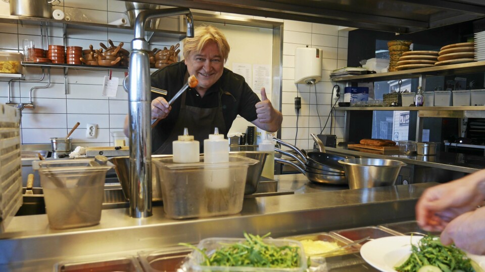 KLAR FOR KULLEBUNDEN: Jørn Hoel var på «prøvetur» på kjøkkenet på Kullebunden spiseri nylig. Nå byr han på en skikkelig helaften! Her er han i aksjon på kjøkkenet på spisestedet. KLAR FOR KULLEBUNDEN: Jørn Hoel var på «prøvetur» på kjøkkenet på Kullebunden spiseri nylig. Nå byr han på en skikkelig helaften! Her er han i aksjon på kjøkkenet på spisestedet.