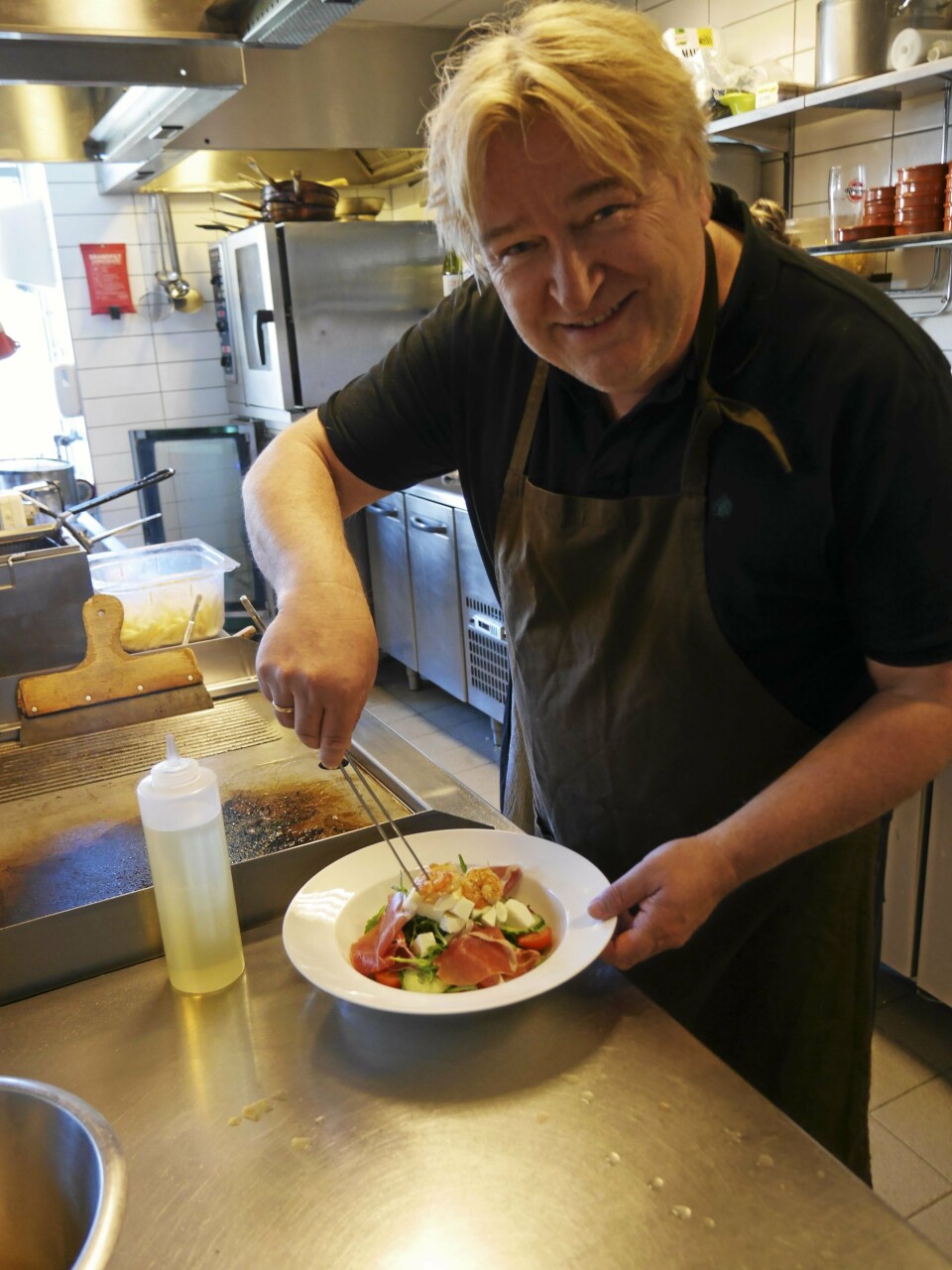 KLAR FOR KULLEBUNDEN: Jørn Hoel var på «prøvetur» på kjøkkenet på Kullebunden spiseri nylig. Nå byr han på en skikkelig helaften! Her er han i aksjon på kjøkkenet på spisestedet. KLAR FOR KULLEBUNDEN: Jørn Hoel var på «prøvetur» på kjøkkenet på Kullebunden spiseri nylig. Nå byr han på en skikkelig helaften! Her er han i aksjon på kjøkkenet på spisestedet.