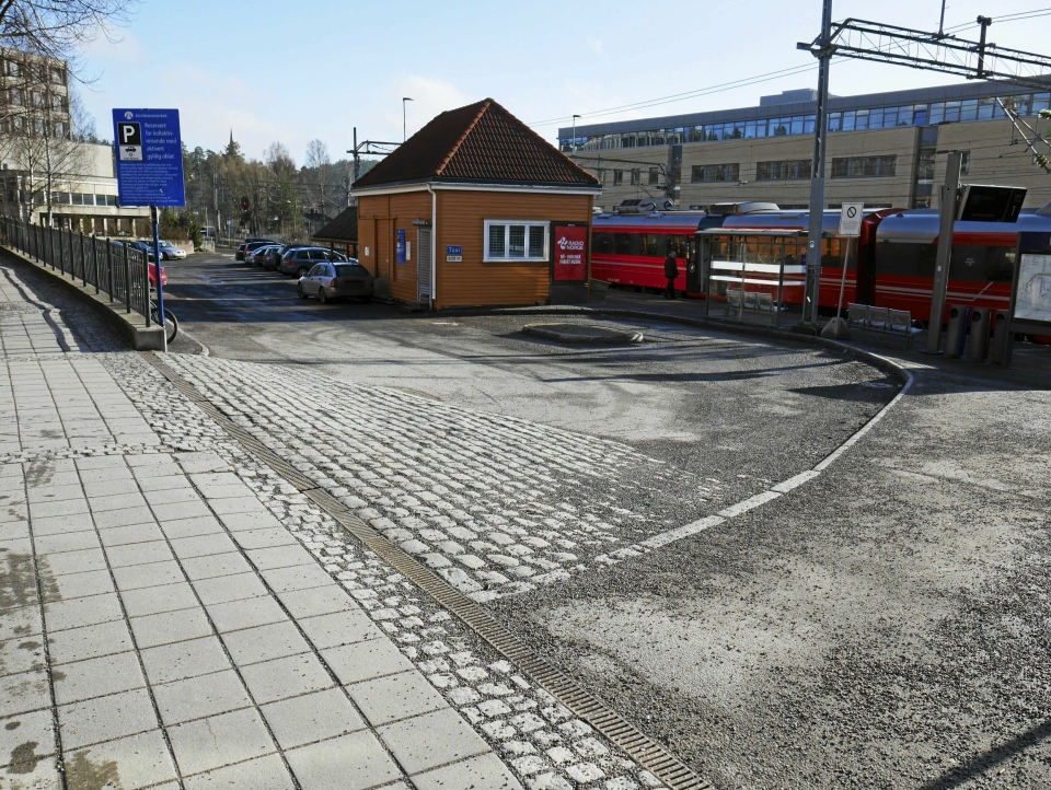 MANGE PENDLER HERFRA: Mange benytter seg av pendlerparkeringene ved Kolbotn stasjon, sett bakerst i dette bildet. For dem blir det nå en ny ordning med app fremfor den gamle ordningen.