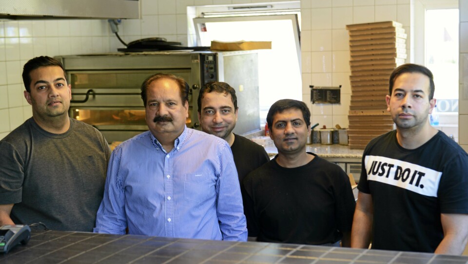 DE NESTE 20 ÅR: Det er disse karene som driver skuta og lager burgeren din på La Paz Grill, og det håper de å fortsette med i de neste 20 årene også. Ali Razaque (f.v.), Ahmed Razaq, Said Hussain, Ishan Nadir og Qaisar Razzaq. DE NESTE 20 ÅR: Det er disse karene som driver skuta og lager burgeren din på La Paz Grill, og det håper de å fortsette med i de neste 20 årene også. Ali Razaque (f.v.), Ahmed Razaq, Said Hussain, Ishan Nadir og Qaisar Razzaq.
