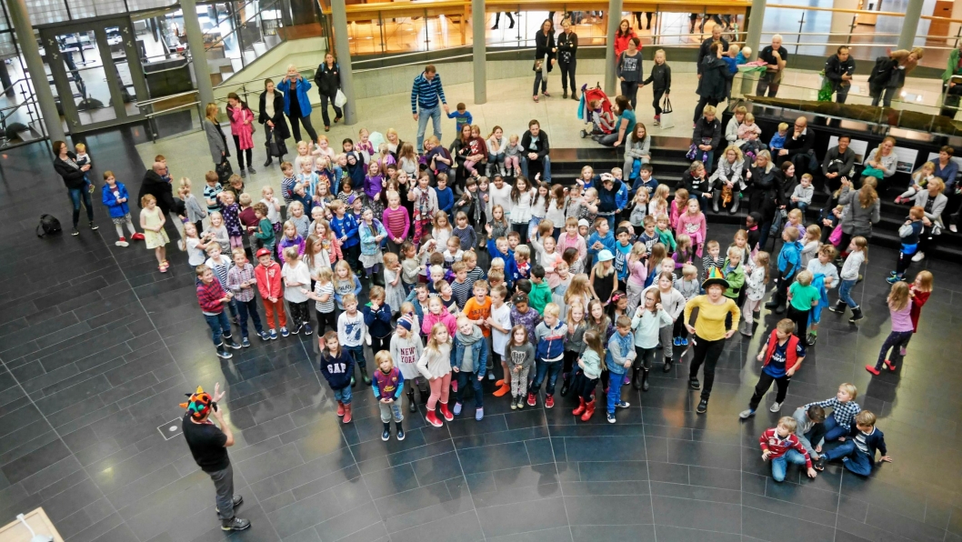 POPULÆRT: Flere hundre deltok på sommerles-kampanjen i fjor. Her var de alle samlet til is- og bokfest i Kolben.