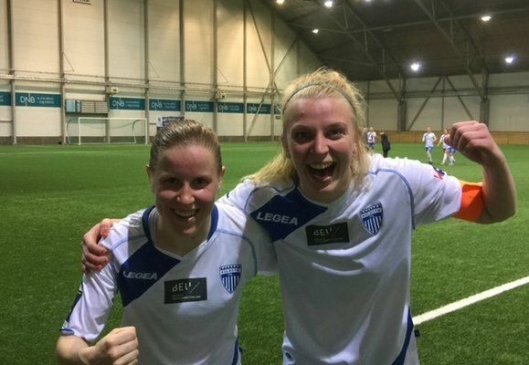 FORNØYDE: Ina Gausdal og Ingrid Elvebakken var glade etter å endelig ha fått poeng etter en tøff start på årets toppserie.