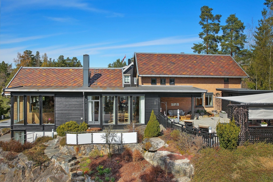 NATURLIG: Boligen er bygget i naturen på eiendommen.