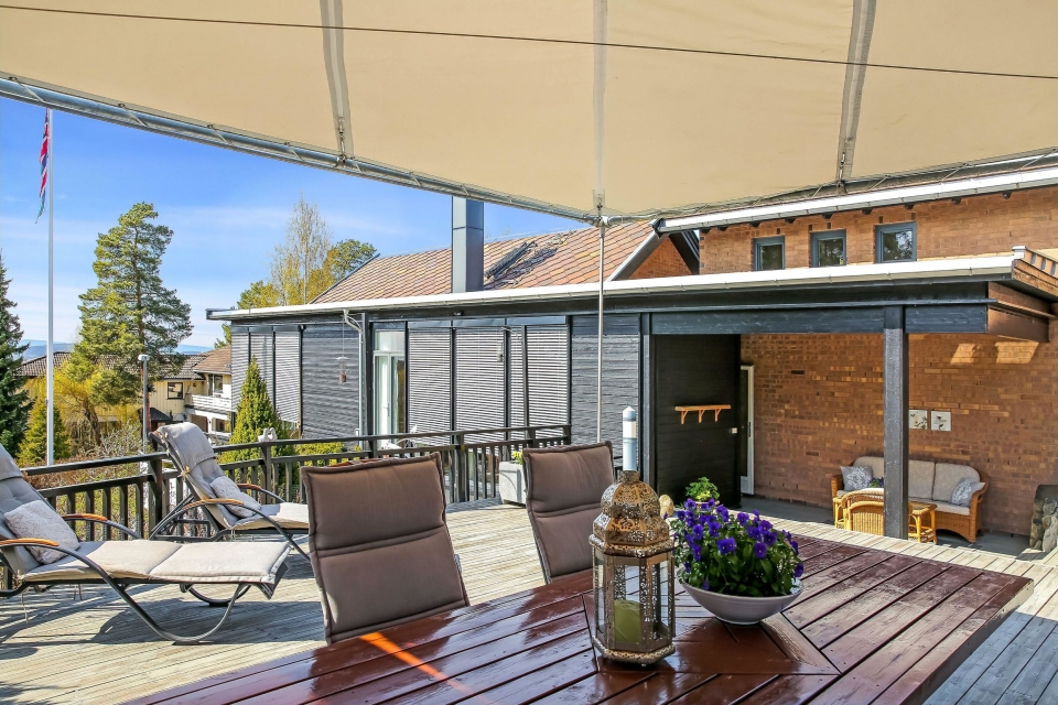 MIDDAG HER: På den andre siden av huset har du ettermiddags- og kveldssol.