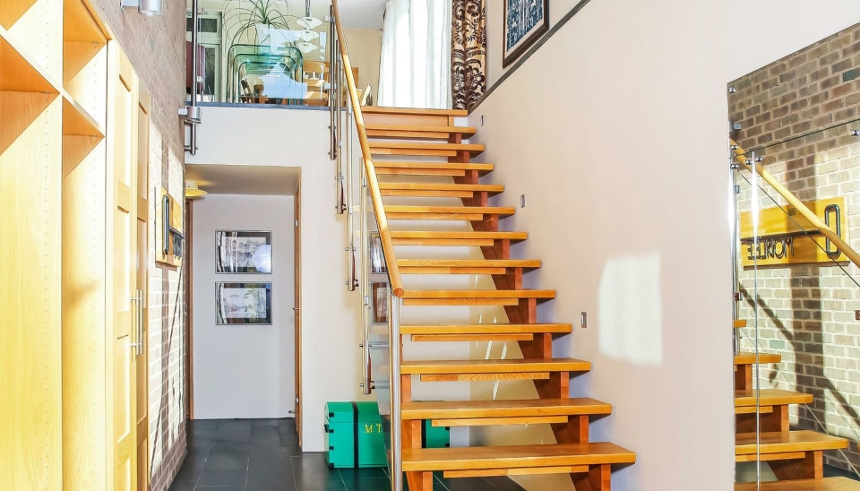 ENTRÉ: Den solide trappen gir et majestetisk og delikat forsteinntrykk.