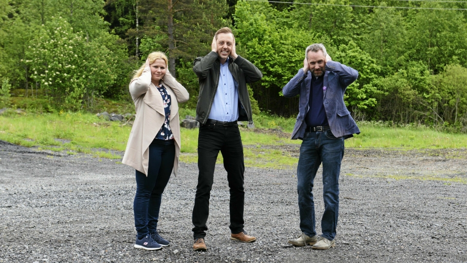 KJEMPER MOT STØYEN: Caroline Monstad og Paal Sjøvall i FAU, her fotografert sammen med SV-politiker Nicholas Wilkinson på Taraldrud, vil støyen til livs.