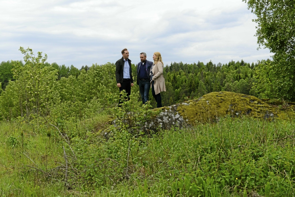 I SKUDDLINJEN: Her på Taraldrud står Nicholas Wilkinson (f.v), Paal Sjøvall og Caroline Monstad Høgsnes midt i det som skal bli Politiets nasjonale beredsskapssenter (PNB).