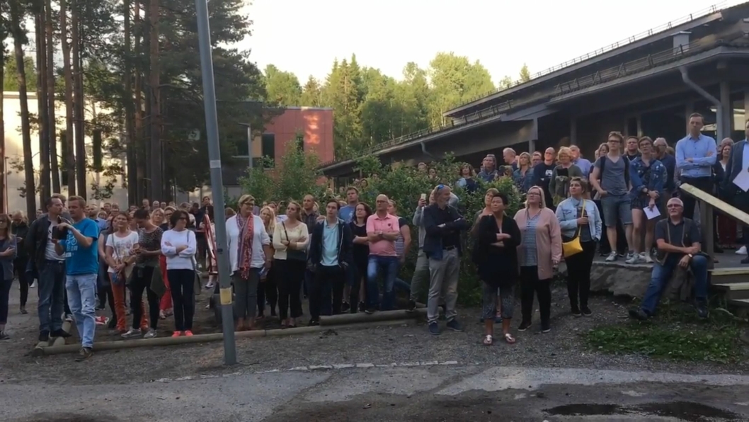 FOLKSOMT: Over 300 tok turen til Tårnåsen skole, og hørte på lyd-demonstrasjonen.