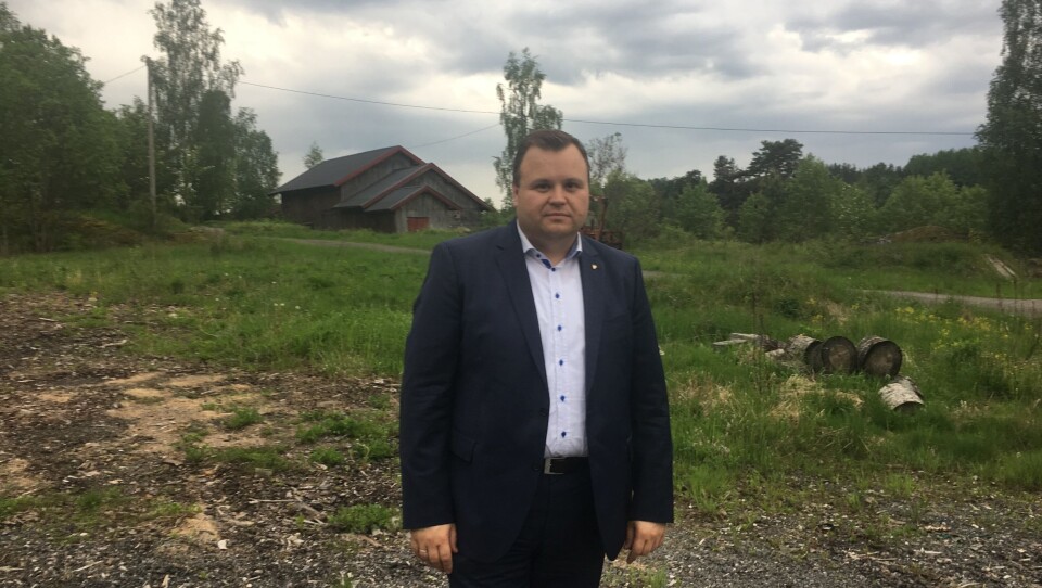 KLAR PÅ KRAVENE: Formannskapet har i dag møttes, og har en stor liste med krav rundt byggingen av politiets nye beredskapssenter på Taraldrud. Her er ordfører Thomas Sjøvold fotografert på gården hvor senteret skal bygges. KLAR PÅ KRAVENE: Formannskapet har i dag møttes, og har en stor liste med krav rundt byggingen av politiets nye beredskapssenter på Taraldrud. Her er ordfører Thomas Sjøvold fotografert på gården hvor senteret skal bygges.