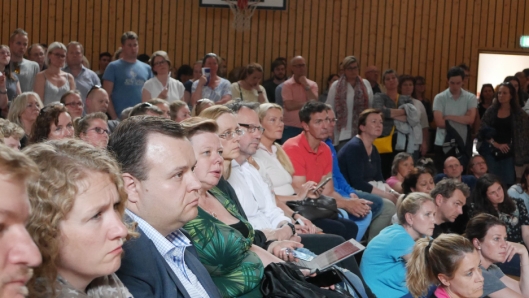 BEKYMRET: Mange i salen harde bekymrede uttrykk i ansiktet, blant annet ordfører Thomas Sjøvold.