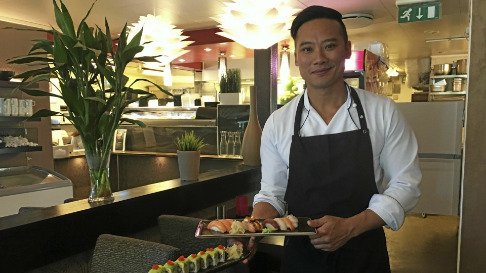 FARGERIKT OG LEKKERT: Tommy Pham gleder seg til å feire 20 år med mat og hygge på Oppegård Sushi & Wok lørdag. Her kommer han også til å presentere flere nyheter.