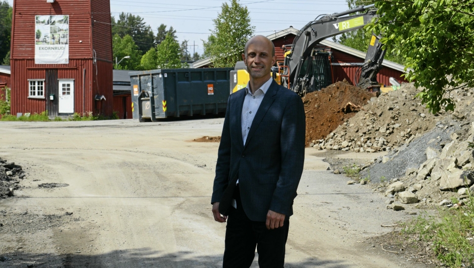 GAMMEL STORHET: Fra nedlagt trelast til boliger. Kim Andre Moe, prosjektsjef i JM Norge AS, gleder seg til å ta fatt på byggingen på Myrvoll.