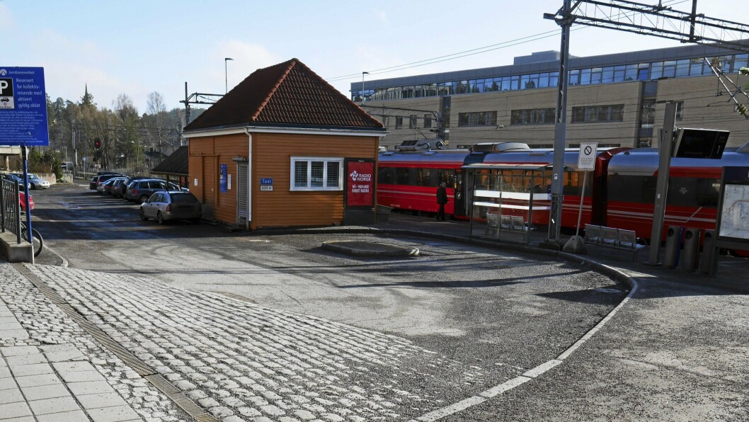 SLÅSSING PÅ PERRONGEN: Fire menn var i slåsskamp i går kveld på perrongen på Kolbotn stasjon. SLÅSSING PÅ PERRONGEN: Fire menn var i slåsskamp i går kveld på perrongen på Kolbotn stasjon.