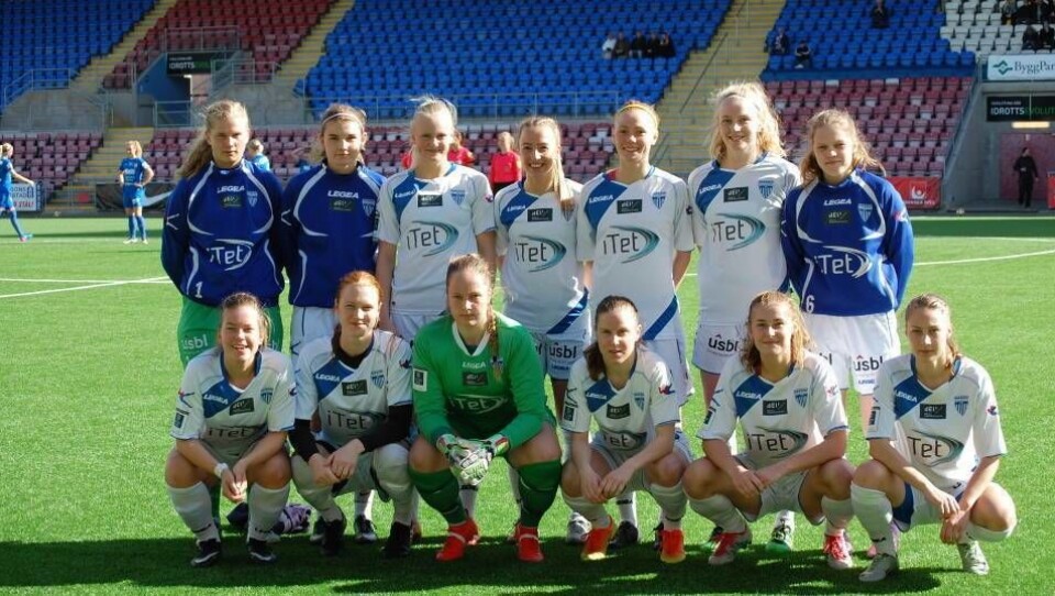 KJEMPER HARDT FOR POENGENE: Kolbotn-damene, her fotografert under treningsleir i Sverige nylig, er klare for å rocke toppserien i år. Bak fra venstre: Marianne Avstaas Sandnes, Julie Hoff Klæboe, Karina Sævik, Silje Kittilsen, Maren Hauge Johansen, Ina Gausdal og Hedda Øvestad. Foran fra venstre: Camilla Ose, Sanna Svensson, Aurora Watten Mikalsen, Ingrid Rokke Elvebakken, Tonje Pedersen og Juliette Kemppi. KJEMPER HARDT FOR POENGENE: Kolbotn-damene, her fotografert under treningsleir i Sverige nylig, er klare for å rocke toppserien i år. Bak fra venstre: Marianne Avstaas Sandnes, Julie Hoff Klæboe, Karina Sævik, Silje Kittilsen, Maren Hauge Johansen, Ina Gausdal og Hedda Øvestad. Foran fra venstre: Camilla Ose, Sanna Svensson, Aurora Watten Mikalsen, Ingrid Rokke Elvebakken, Tonje Pedersen og Juliette Kemppi.
