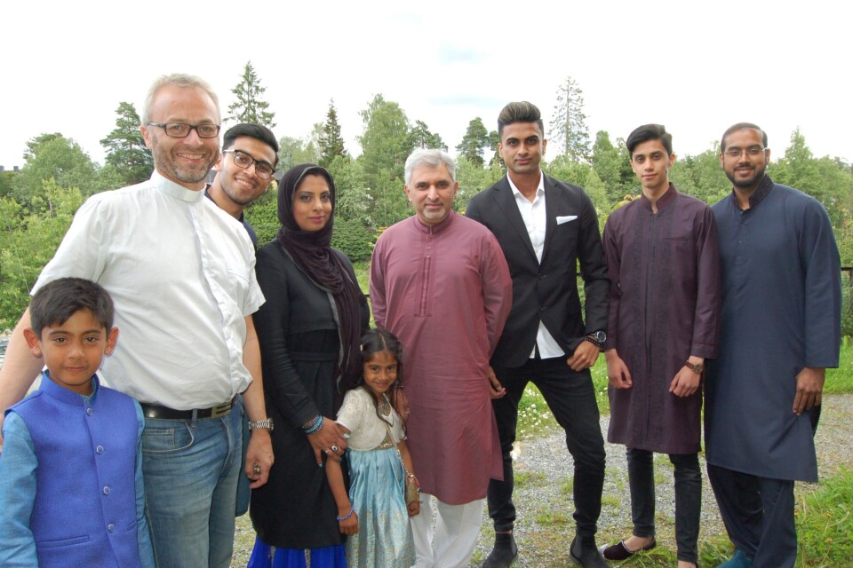 PÅ TVERS AV RELIGION: Noen utvalgte fra familien Malik og Shah. Fra venstre: Amman Ahmed, sokneprest Anders Johansen, Asim Malik, S. Najiya Anwer, Aira Adeel, Khalid Mahmood, Ehsan Ahmed, Yasir Malik, og Adeel Azhar. Sammen feiret familien id i Greverud kirkes lokaler. (Sokneprest Johansen er ikke en del av familien.) PÅ TVERS AV RELIGION: Noen utvalgte fra familien Malik og Shah. Fra venstre: Amman Ahmed, sokneprest Anders Johansen, Asim Malik, S. Najiya Anwer, Aira Adeel, Khalid Mahmood, Ehsan Ahmed, Yasir Malik, og Adeel Azhar. Sammen feiret familien id i Greverud kirkes lokaler. (Sokneprest Johansen er ikke en del av familien.)