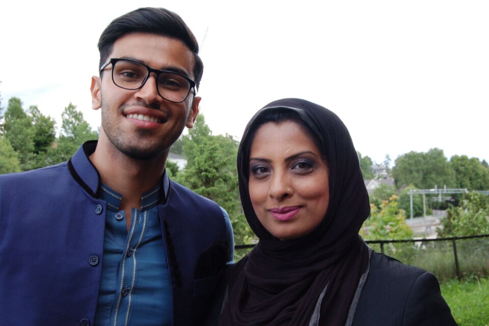 TAKKNEMLIGE: Fetter og kusine Asim Malik og Najiya Anwer synes det er flott å få lov til å feire årets viktigste dag i kirken. TAKKNEMLIGE: Fetter og kusine Asim Malik og Najiya Anwer synes det er flott å få lov til å feire årets viktigste dag i kirken.