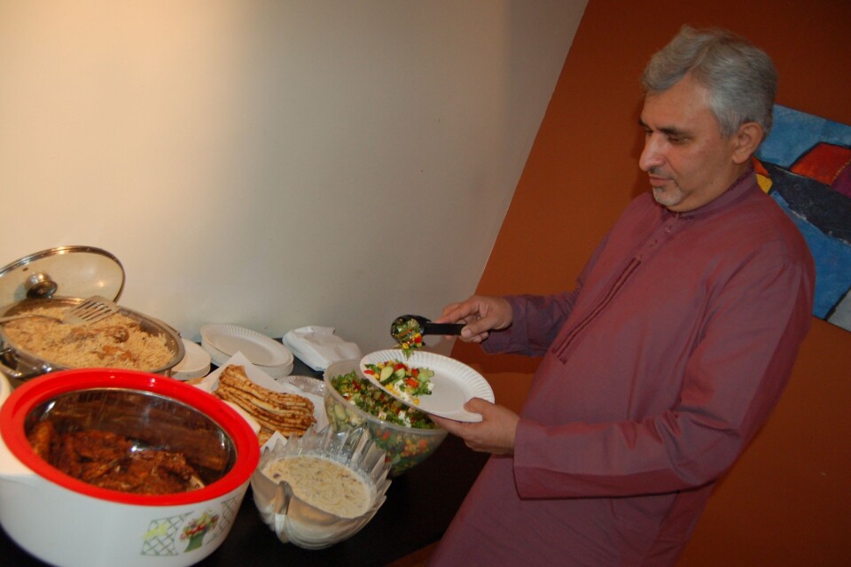 PAKISTANSK: Khalid Mahmood Malik forsyner seg av koltbordet dekket av tradisjonelle pakistanske retter: naan-brød, kylling, ris, og mye mer. PAKISTANSK: Khalid Mahmood Malik forsyner seg av koltbordet dekket av tradisjonelle pakistanske retter: naan-brød, kylling, ris, og mye mer.