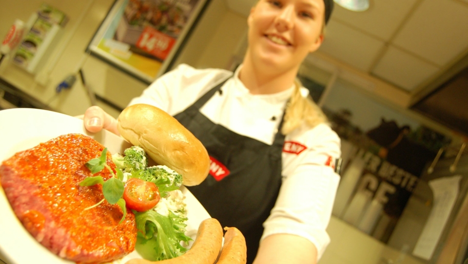 SOMMEREN ER SERVERT: Lærling Sarah Johanne Nilsen serverer sommertallerkenen med «ghostburger» av anguskjøtt, brokkolisalat, burgerbrød og gresk lammepølse.