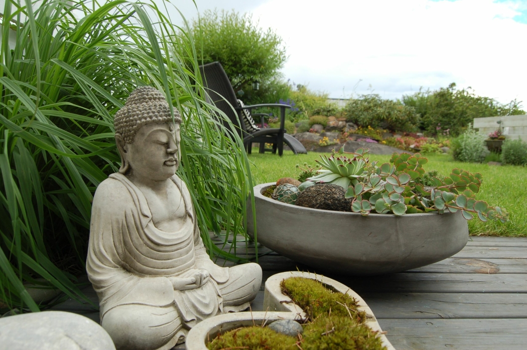 FREDFULL: Buddha-en sitter der, rolig og fredfull, og har samme effekt på Grete.