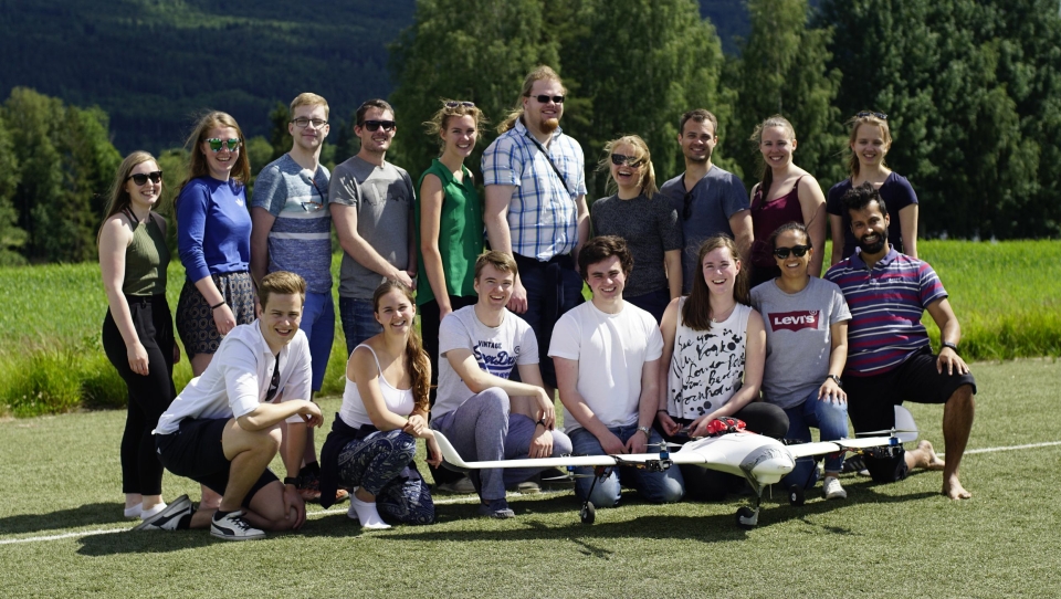 17 KLARE HODER: Her er alle samlet, de som har jobbet for Kongsberg Gruppen i sommer. Yohann er nederst til høyre.