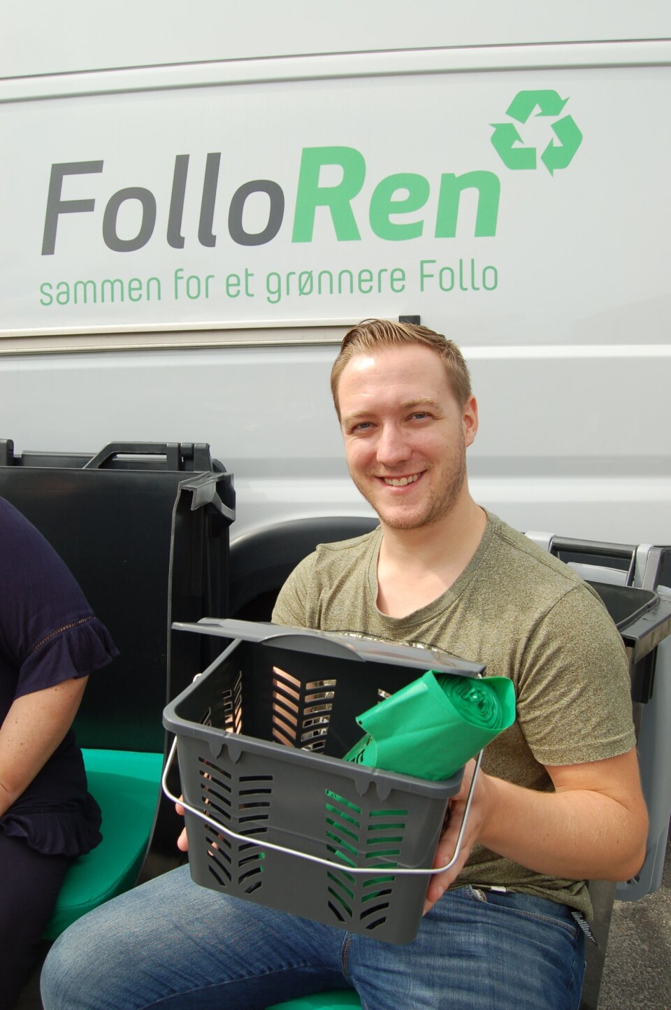 STARTPAKKEN: Dette får du levert på dørmatta eller avfallsdunken din i løpet av september: En avfallskurv, to grønne ruller (holder til omtrent et halvt år), og en informasjonsbrosjyre. STARTPAKKEN: Dette får du levert på dørmatta eller avfallsdunken din i løpet av september: En avfallskurv, to grønne ruller (holder til omtrent et halvt år), og en informasjonsbrosjyre.
