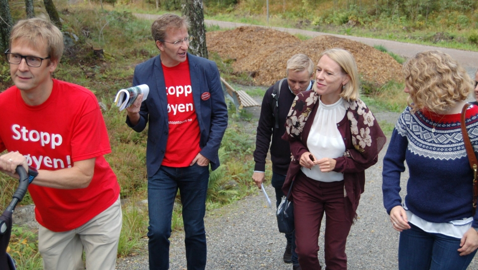 SE DET SELV: Representanter fra Stopp Støyen, politiker Anniken Huitfeldt og Skis ordfører Tuva Moflag er på vei til området hvor beredskapssenteret skal bygges.