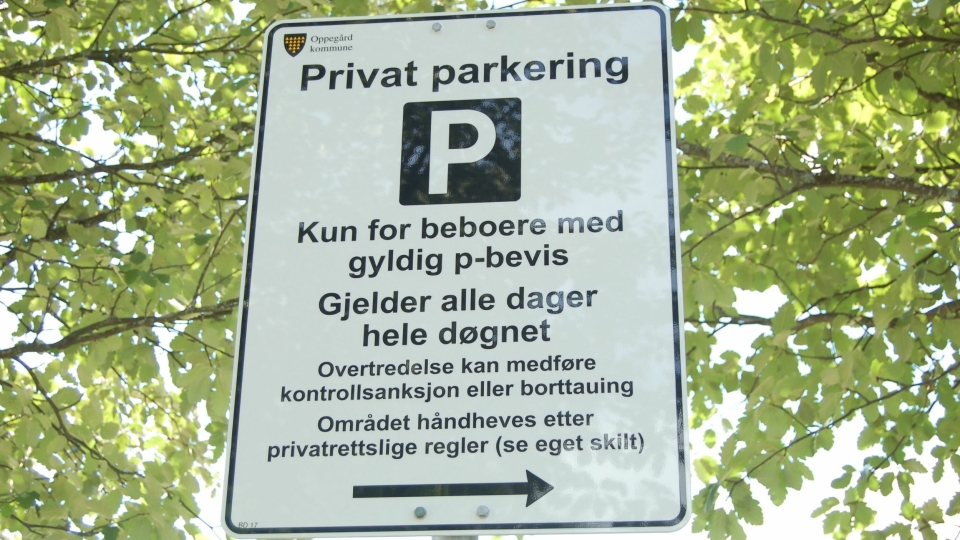 KUN FOR BEBOERE: Dette skiltet kom opp onsdag i forrige uke, og gir parkeringstillatelse kun til de med beboer-bevis.