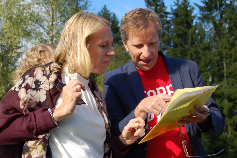 FORKLARER: Yngve Seierstad Stokke fra Stopp Støyen forklarer Anniken Huitfeldt hvor senteret skal ligge. FORKLARER: Yngve Seierstad Stokke fra Stopp Støyen forklarer Anniken Huitfeldt hvor senteret skal ligge.