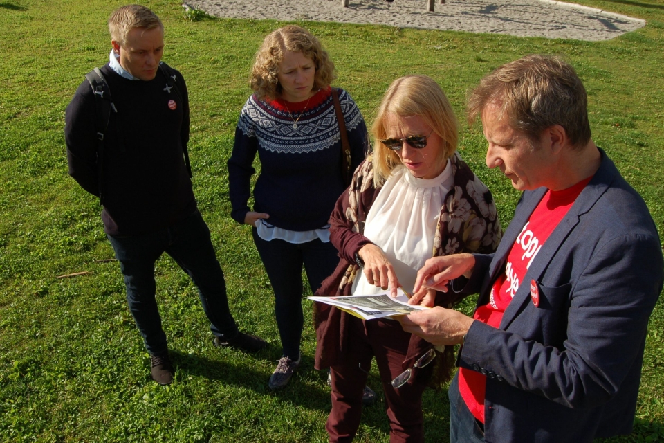 FORKLARTE: Ordfører Tuva Moflag (andre fra venstre), Anniken Huitfeldt, og Yngve Seierstad Stokke ser på plantegningene til beredskapssenteret.