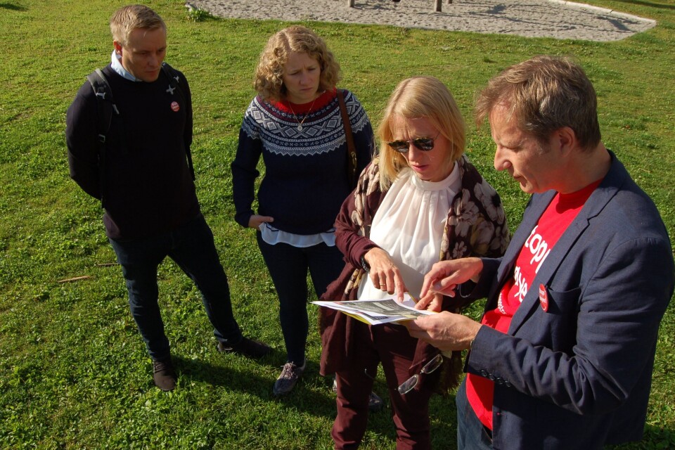 FORKLARTE: Ordfører Tuva Moflag (andre fra venstre), Anniken Huitfeldt, og Yngve Seierstad Stokke ser på plantegningene til beredskapssenteret. FORKLARTE: Ordfører Tuva Moflag (andre fra venstre), Anniken Huitfeldt, og Yngve Seierstad Stokke ser på plantegningene til beredskapssenteret.