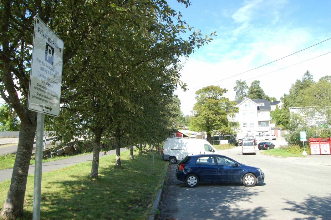 NY REGEL: Ved Nordberg busstopp er det ikke lenger lov for alle å parkere.