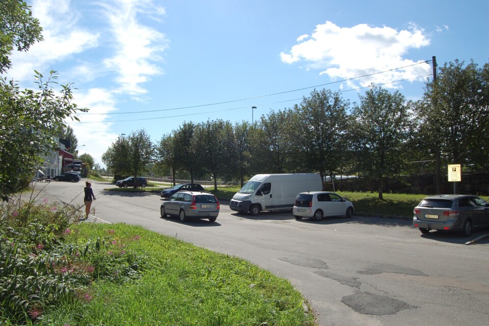 MYE PLASS: Parkeringen mellom Lunch og catering og Kiwi er nå kun for beboere med bevis. MYE PLASS: Parkeringen mellom Lunch og catering og Kiwi er nå kun for beboere med bevis.