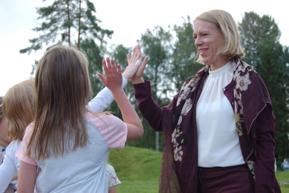 HIGH FIVE: – Det er viktig å lytte til dere også, sier Huitfeldt, og gir dem en high five. HIGH FIVE: – Det er viktig å lytte til dere også, sier Huitfeldt, og gir dem en high five.