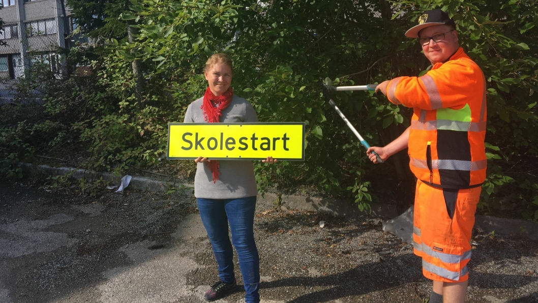 SKOLESTART: Heidi Tomten og Erik Strømstad i UTE har fått skolestart-skiltene, og snart kan du se dem langs veien.