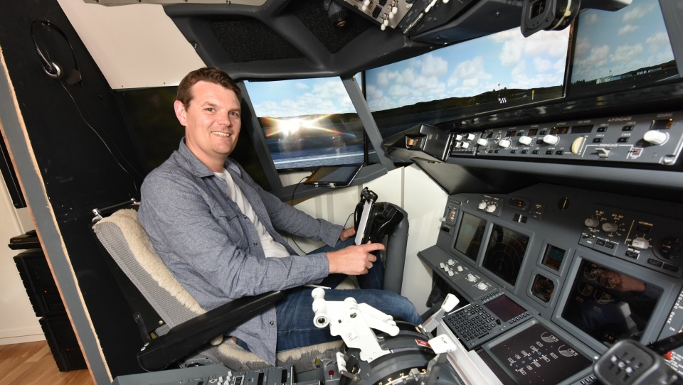 FRA SOFIEMYR TIL HELE VERDEN: Ready for take-off: Geir Teigo inne i sin egenlagde Boeing 737-800 cockpit på Sofiemyr i Oppegård.