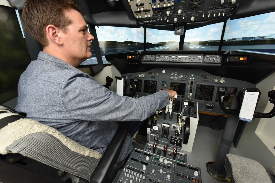 FRA SOFIEMYR TIL HELE VERDEN: Ready for take-off: Geir Teigo inne i sin egenlagde Boeing 737-800 cockpit på Sofiemyr i Oppegård..