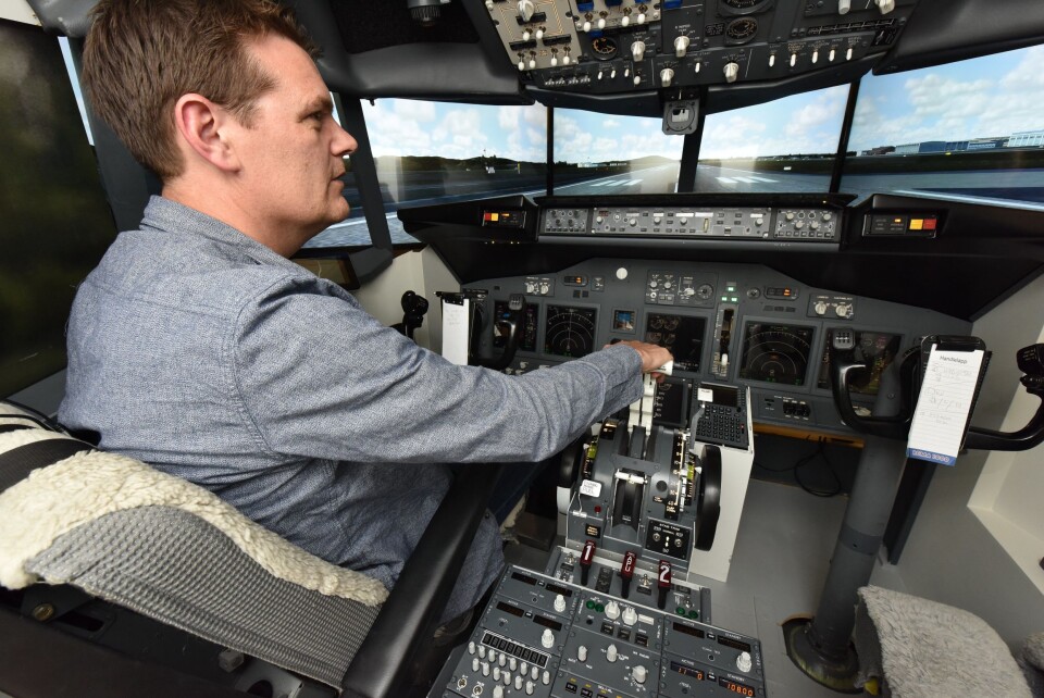 FRA SOFIEMYR TIL HELE VERDEN: Ready for take-off: Geir Teigo inne i sin egenlagde Boeing 737-800 cockpit på Sofiemyr i Oppegård.. FRA SOFIEMYR TIL HELE VERDEN: Ready for take-off: Geir Teigo inne i sin egenlagde Boeing 737-800 cockpit på Sofiemyr i Oppegård..