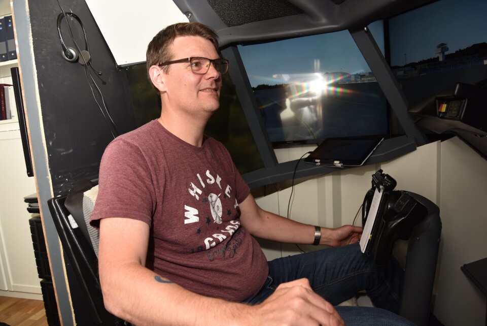 FRA SOFIEMYR TIL HELE VERDEN: Ready for take-off: Geir Teigo inne i sin egenlagde Boeing 737-800 cockpit på Sofiemyr i Oppegård.. FRA SOFIEMYR TIL HELE VERDEN: Ready for take-off: Geir Teigo inne i sin egenlagde Boeing 737-800 cockpit på Sofiemyr i Oppegård..