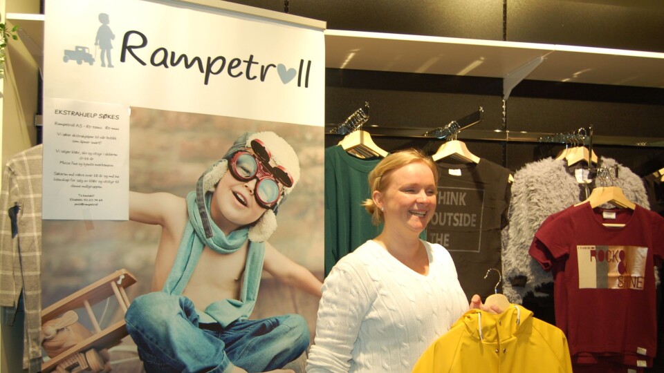 RAMPETE: Snart åpner Elisabeth Nygård barne- og ungdomsbutikken Rampetroll på Kolbotn Torg. Her holder hun en regnjakke fra norske Kattnakken. RAMPETE: Snart åpner Elisabeth Nygård barne- og ungdomsbutikken Rampetroll på Kolbotn Torg. Her holder hun en regnjakke fra norske Kattnakken.