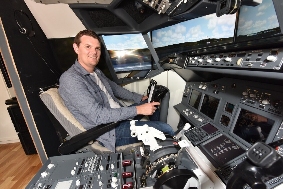 FRA SOFIEMYR TIL HELE VERDEN: Ready for take-off: Geir Teigo inne i sin egenlagde Boeing 737-800 cockpit på Sofiemyr i Oppegård.. FRA SOFIEMYR TIL HELE VERDEN: Ready for take-off: Geir Teigo inne i sin egenlagde Boeing 737-800 cockpit på Sofiemyr i Oppegård..