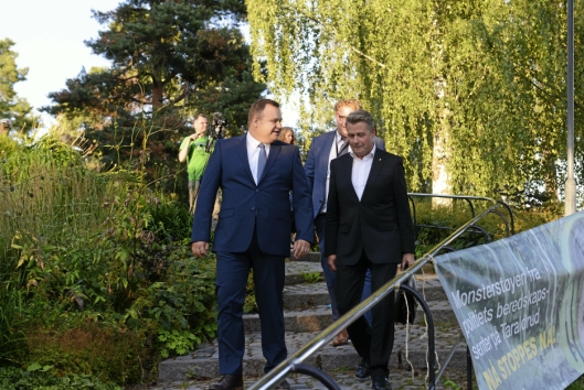 DUS STEMNING: Per-Willy Amundsen og Thomas Sjøvold på vei ut av møtet..