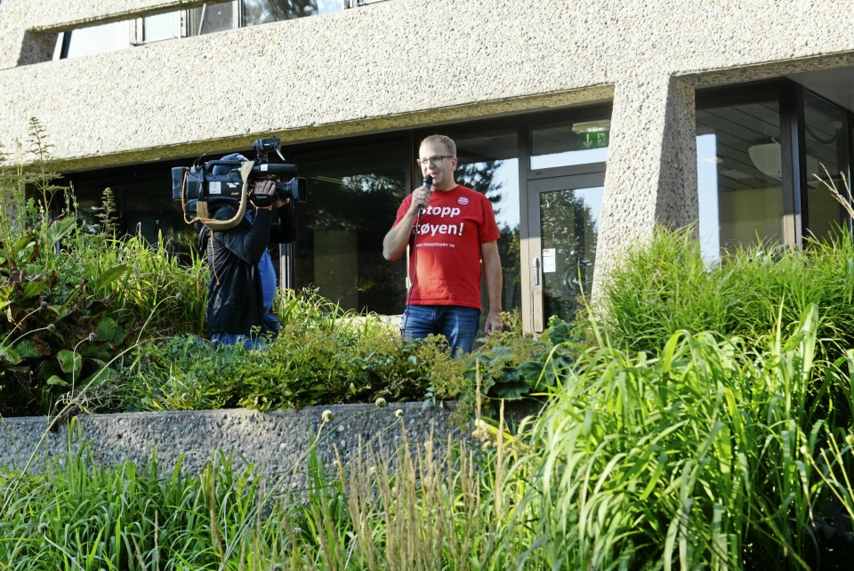 ENGASJERT: Her ser du Helge Marstrander tale foran rådhuset i forbindelse med statsrådbesøk rundt Taraldrud-saken.