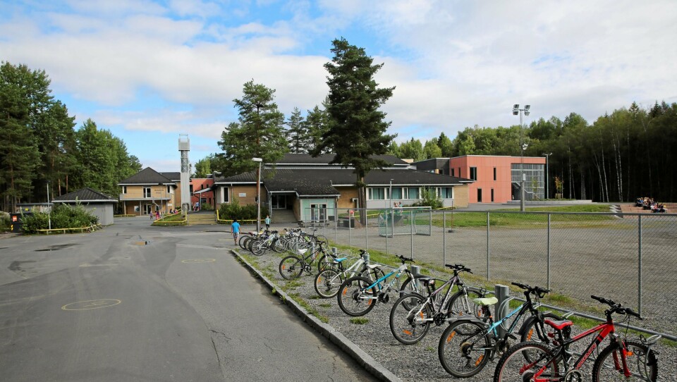 SKOLEN I SKOGEN: Politiet brukte morgentimene på å patruljere ved Tårnåsen skole. Det resulterte i flere bøter. SKOLEN I SKOGEN: Politiet brukte morgentimene på å patruljere ved Tårnåsen skole. Det resulterte i flere bøter.