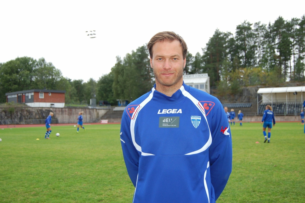 GUTTEN BLANT JENTENE: Knut Slatleim er ny trener for Kolbotns toppseriedamer, og mener at samspill er nøkkelen til suksess.