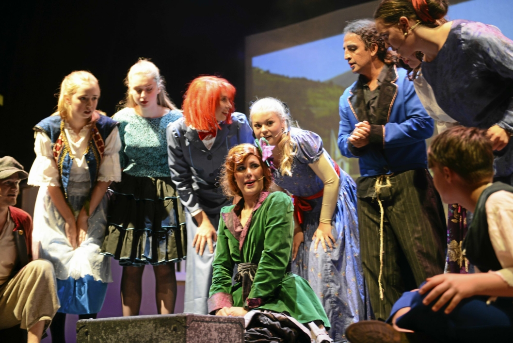 TEATER I TEATER: Teatersjefen Mimi, spilles av Maren Victoria Thingnæs, er her flankert av sin egen teatergruppe i forestillingen..