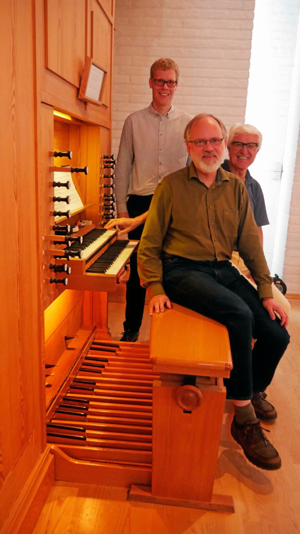 KLARE FOR Å SPILLE OPP: Bent Erik Hodnebrog, Jon Harald Haug (i front) og Bernt Nordset er klare for å fortrylle og trylle ut orgeltoner med glimt i øyet.. KLARE FOR Å SPILLE OPP: Bent Erik Hodnebrog, Jon Harald Haug (i front) og Bernt Nordset er klare for å fortrylle og trylle ut orgeltoner med glimt i øyet..