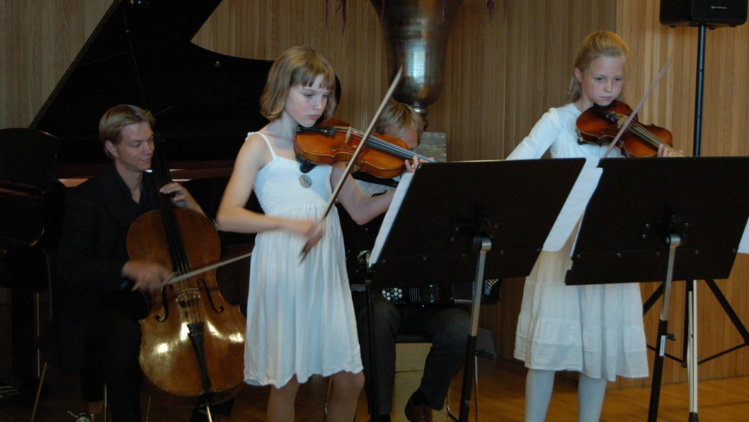 SOM FAR, SOM DATTER: Her spiller de unge jentene med sine fedre Frode Haltli og Jan Clemens Carlsen.