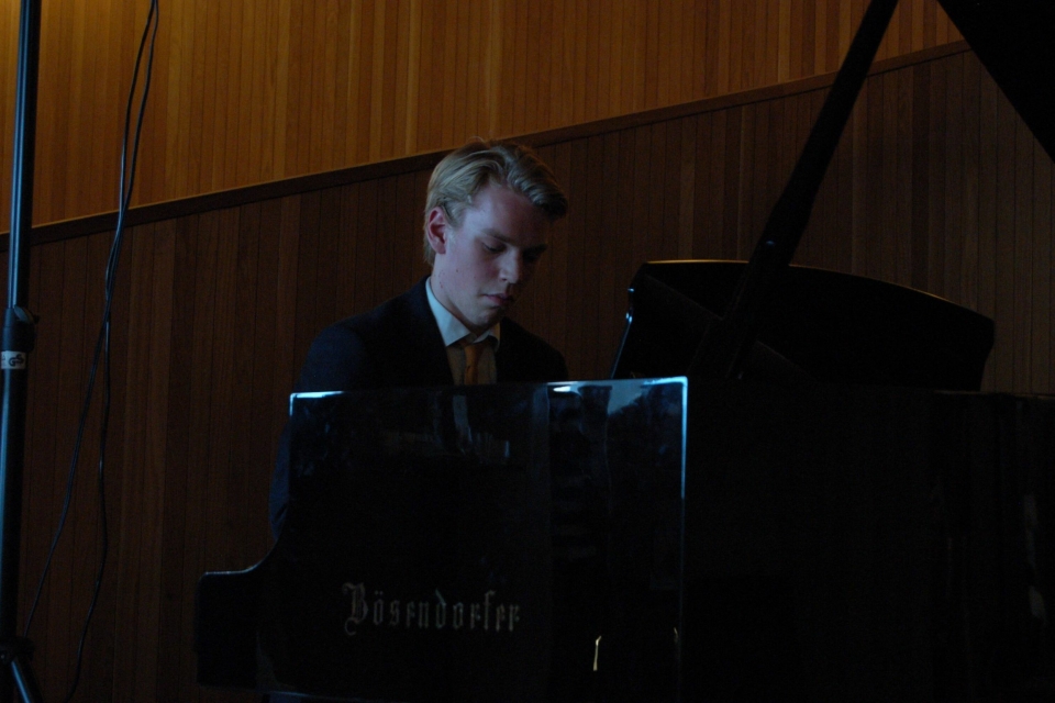 PIANISTEN: Edvard Sandbakken spiller som regel klassiske stykker, men på fredag ble det jazz.